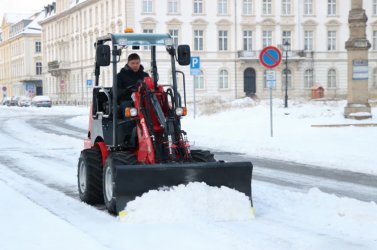 Caricatori con lama da neve: attrezzatura fondamentale per la rimozione della neve dalle strade europee in inverno