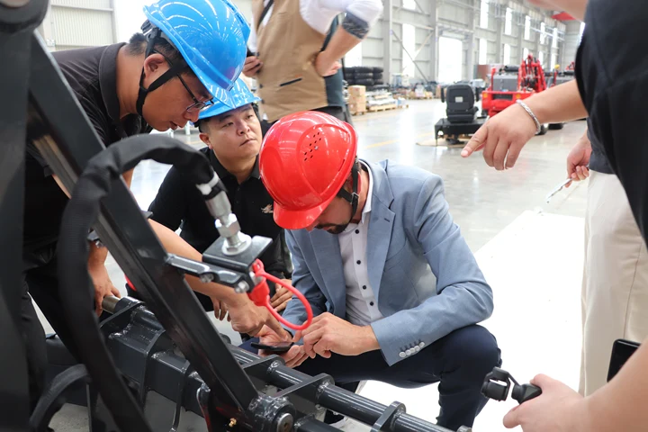 Полноприводный колесный погрузчик Полноприводный колесный погрузчик