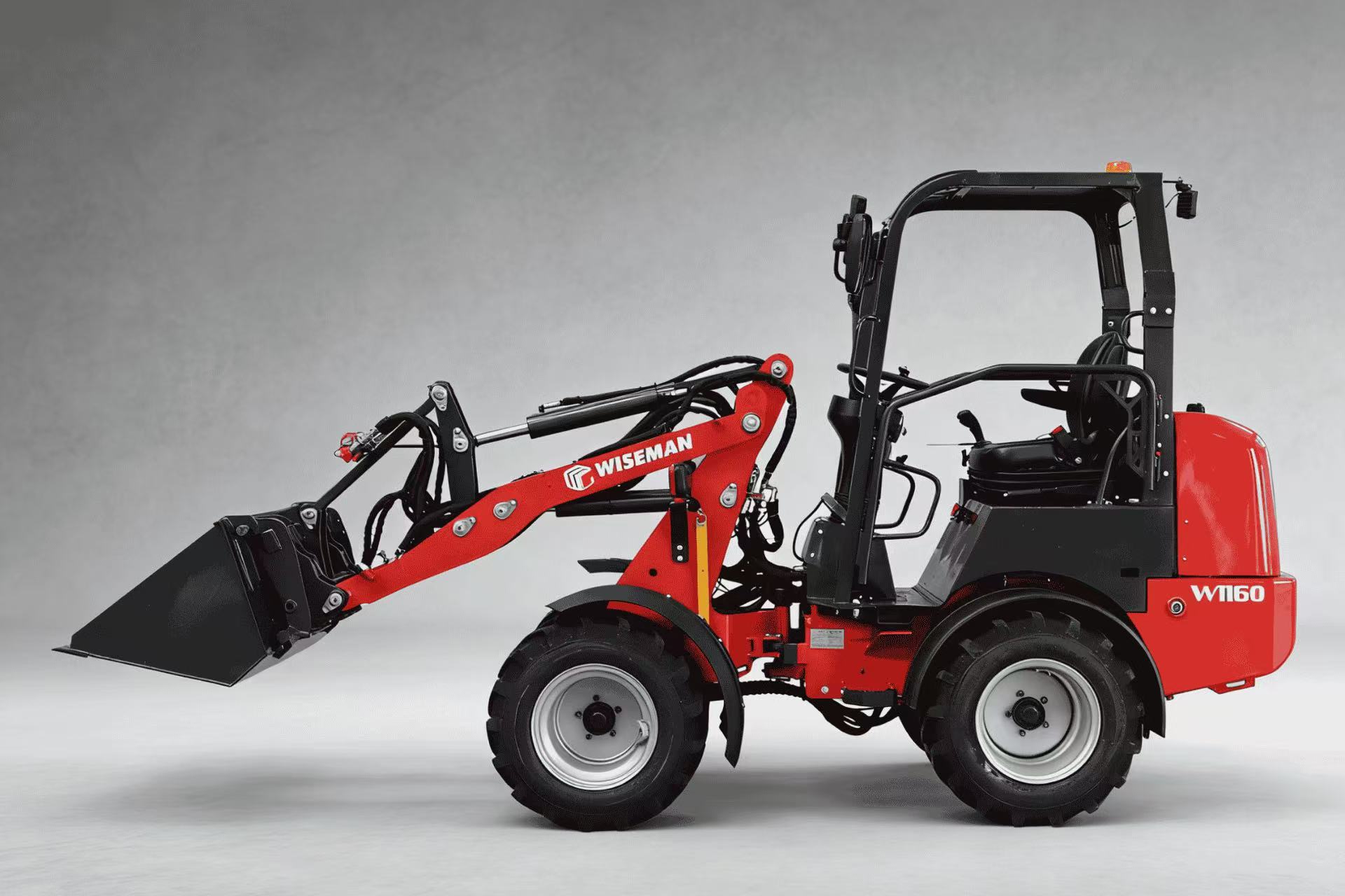 Маневренный компактный шарнирно-сочлененный погрузчик Маневренный компактный шарнирно-сочлененный погрузчик