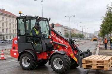 Caricatori con forche per pallet: attrezzature affidabili per il trasporto di pallet nei cantieri edili europei