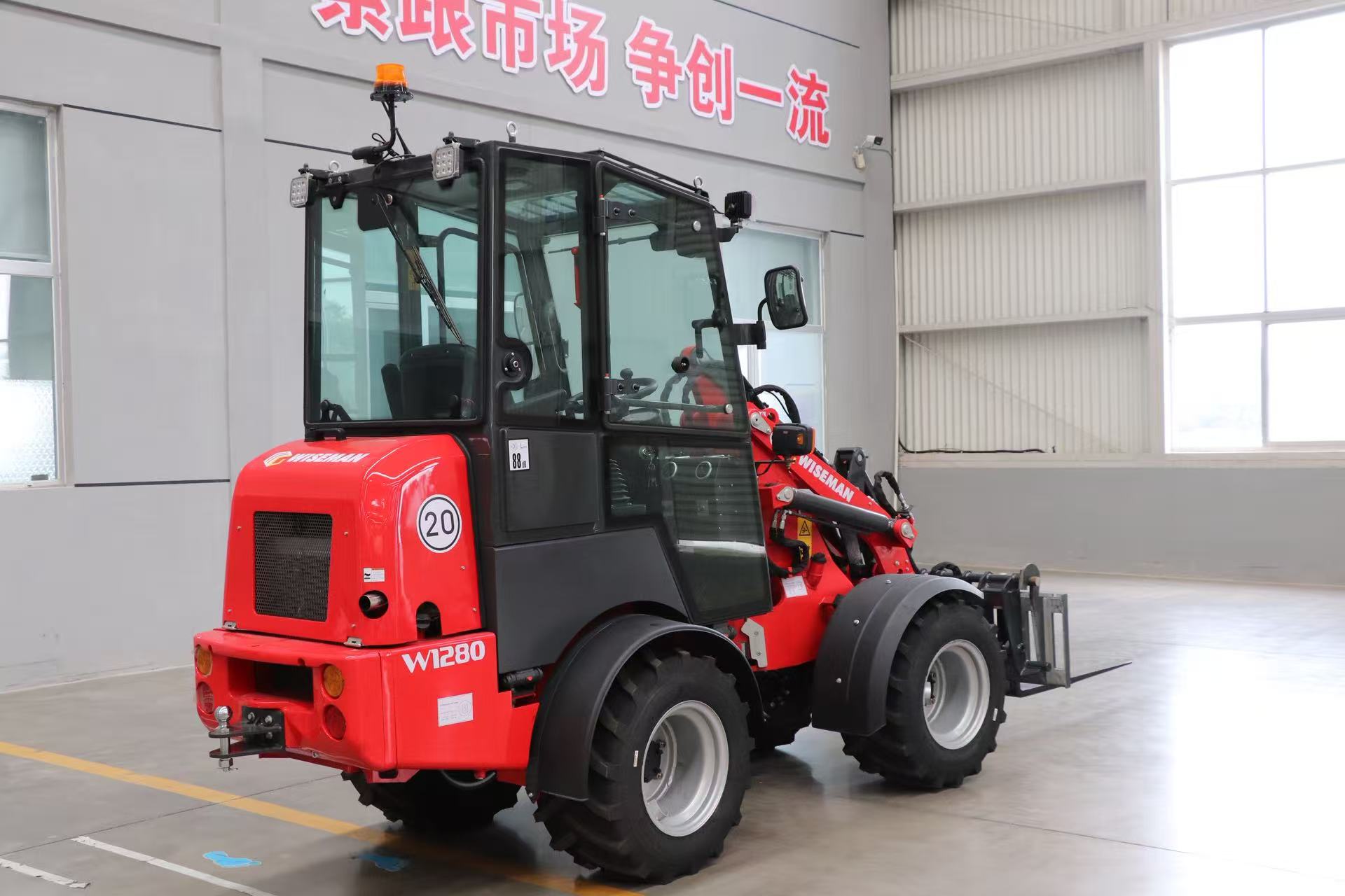 Principali scenari di applicazione: Adatto per la rimozione di rami sparsi e segmenti di tronchi corti per organizzare i cantieri, può anche eseguire il carico, lo scarico e il trasporto su brevi distanze di tronchi con un diametro di 100-300 mm. Funzioni principali: Compatibile con caricatori compatti, blocca saldamente tronchi e rami di piccole e medie dimensioni, prevenendo efficacemente lo scivolamento del materiale durante il trasporto e garantendo la stabilità operativa.