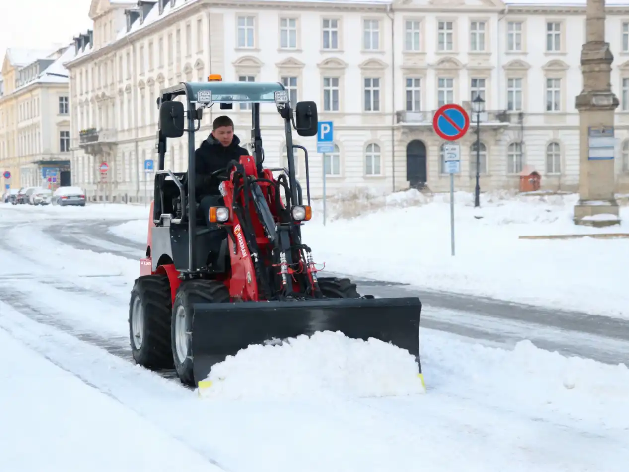 Cargadoras con pala quitanieves: equipo clave para la limpieza de nieve en invierno en las calles europeas