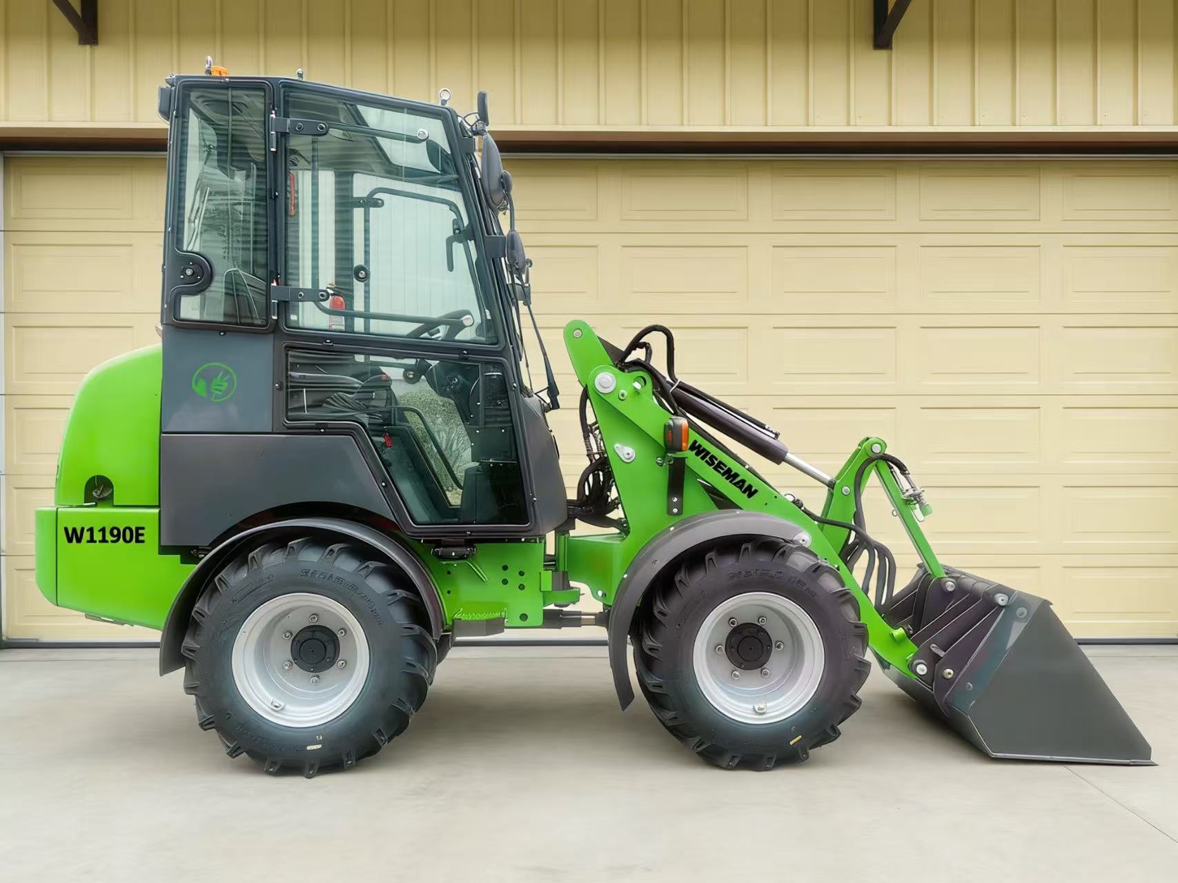 Компактный фермерский погрузчик