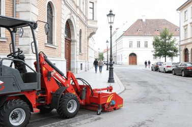 Pale caricatrici con attacco spazzatrice: attrezzature efficienti per la pulizia delle strade nelle città europee