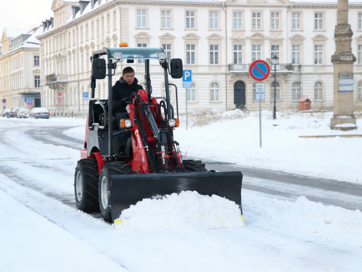 Loaders with Snow Blade: Key Equipment for Winter Snow Clearing on European Streets