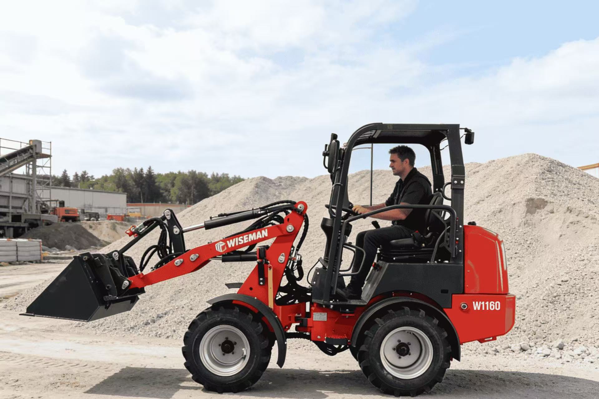 Маневренный компактный шарнирно-сочлененный погрузчик Маневренный компактный шарнирно-сочлененный погрузчик