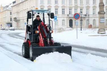 Caricatori con lama da neve: attrezzatura fondamentale per la rimozione della neve dalle strade europee in inverno