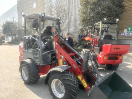 Mała ładowarka przegubowa